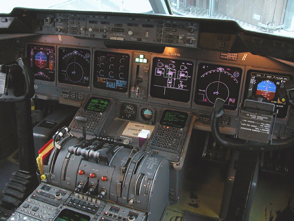 MD-11-flight deck1.jpg