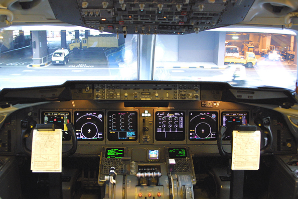MD-11-flight deck2.jpg